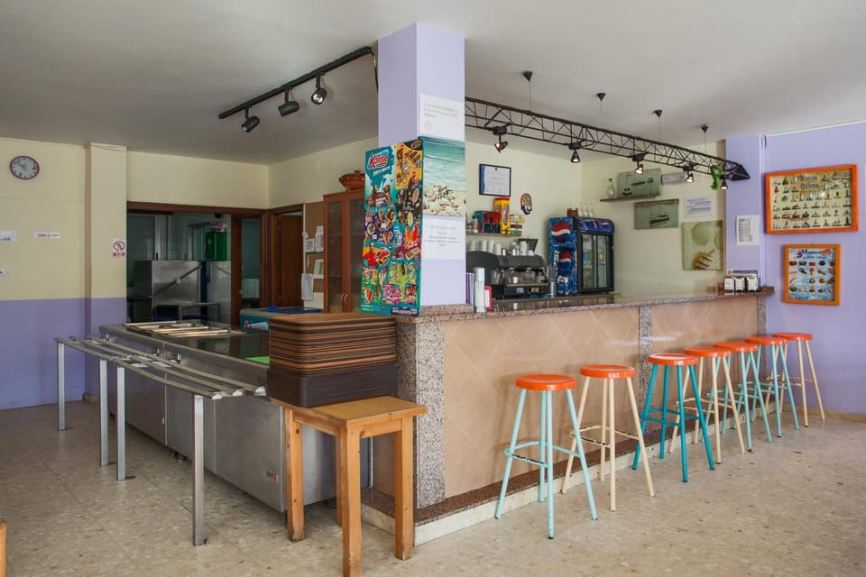 Communal lounge/ TV room, Lounge or bar, Banquet/Function facilities, Food, Alcoholic drinks, Non alcoholic drinks