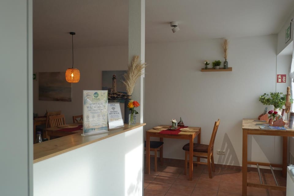 Decorative detail, Seating area, Dining area
