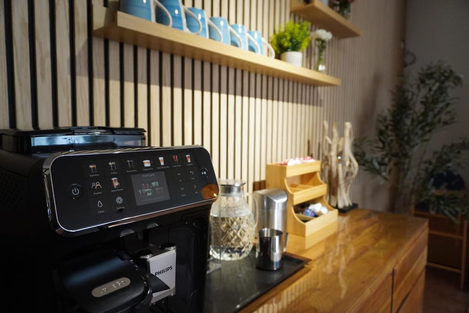 Coffee/tea facilities, Breakfast
