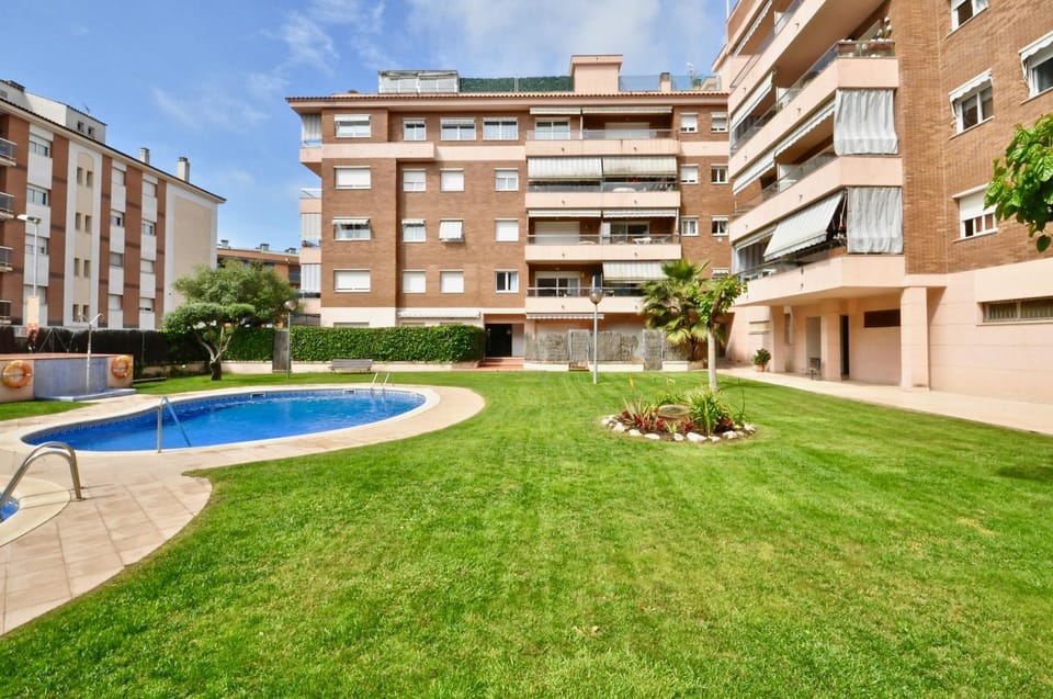 Property building, Facade/entrance, Garden, Swimming pool, Swimming pool