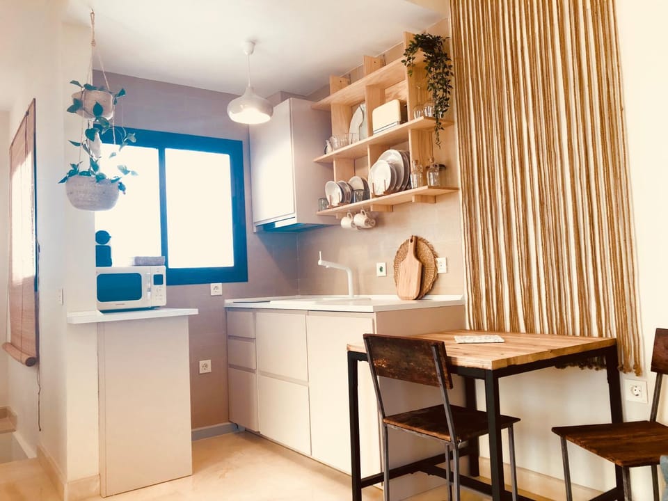 Kitchen or kitchenette, Dining area