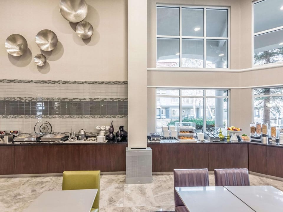 Restaurant/places to eat, Dining area, On site, Breakfast