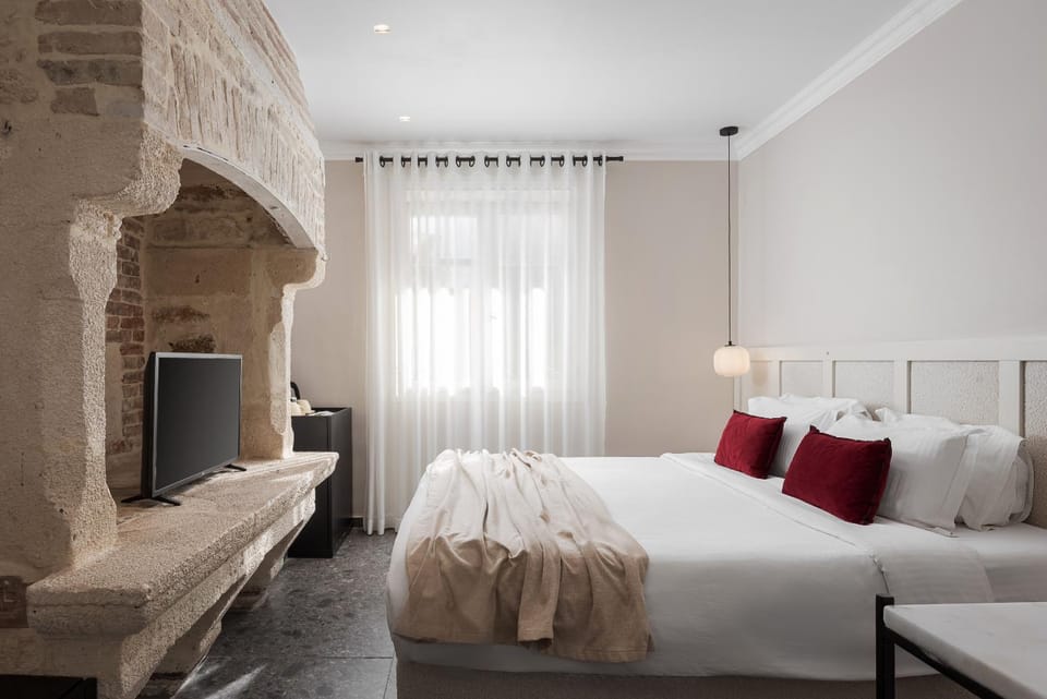 Bed, TV and multimedia, Bedroom, towels
