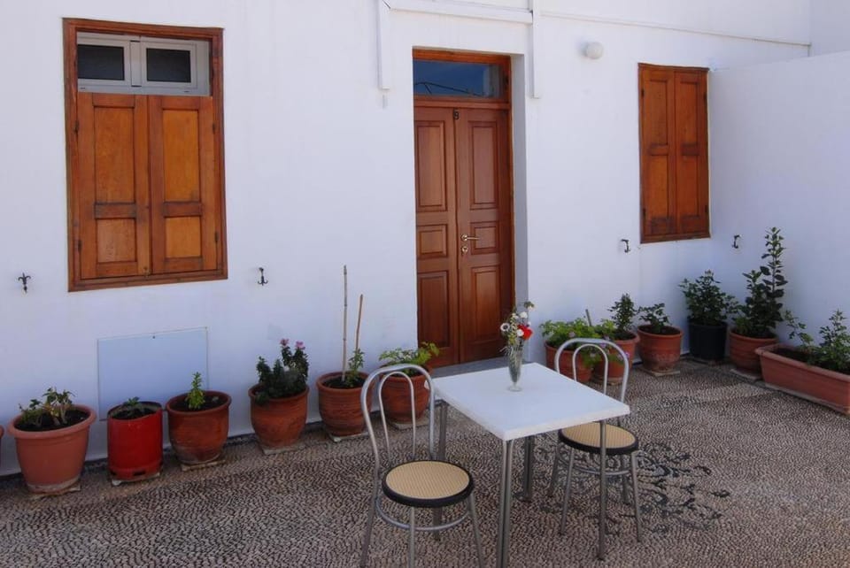 Property building, Patio, Balcony/Terrace, Seating area