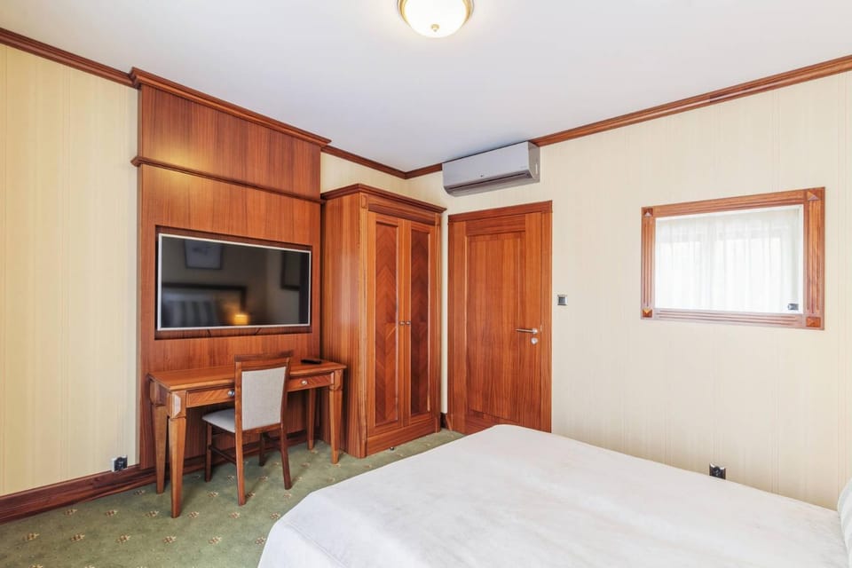 Bed, TV and multimedia, Photo of the whole room, Bedroom