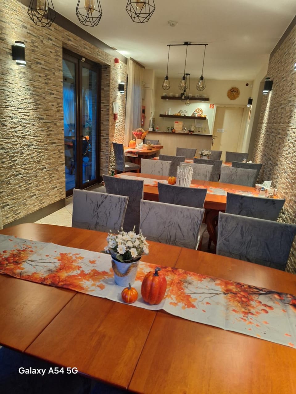 Restaurant/places to eat, Dining area
