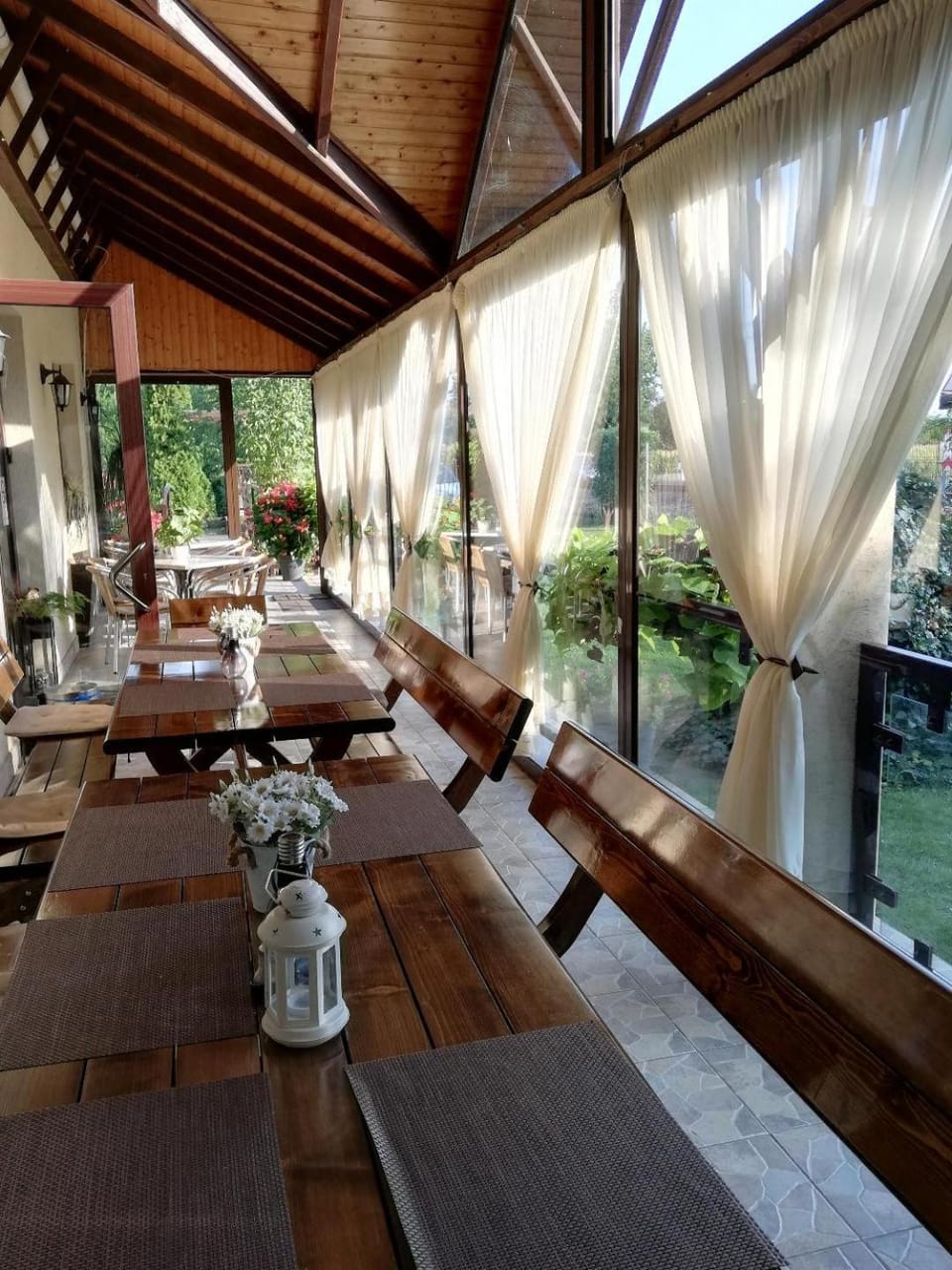Seating area, Dining area