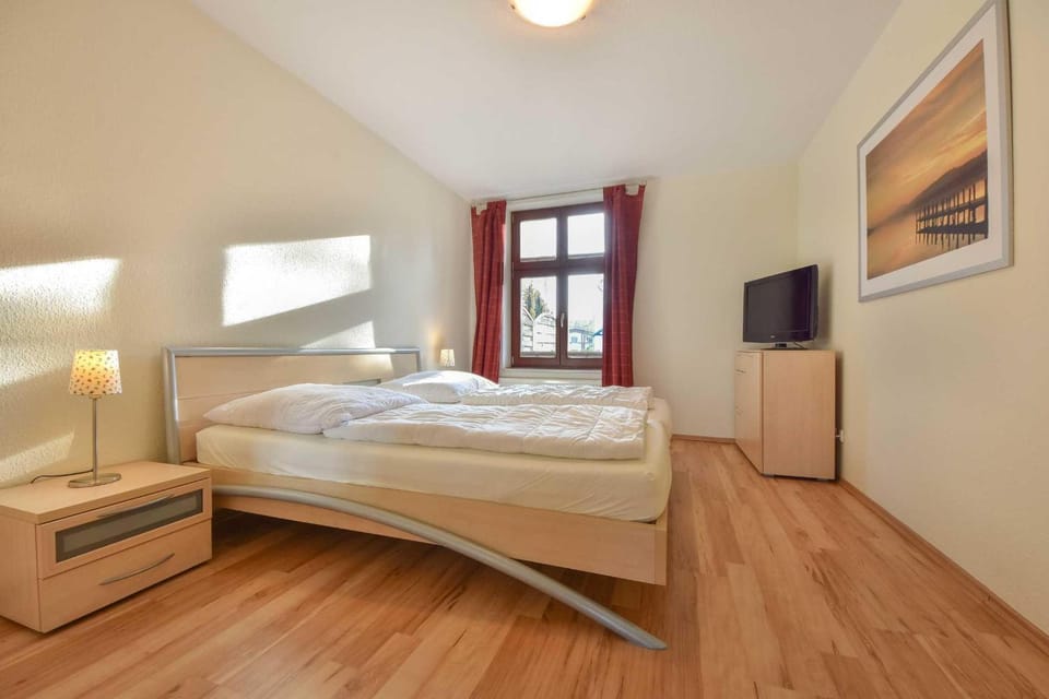 Bed, TV and multimedia, Photo of the whole room, Bedroom