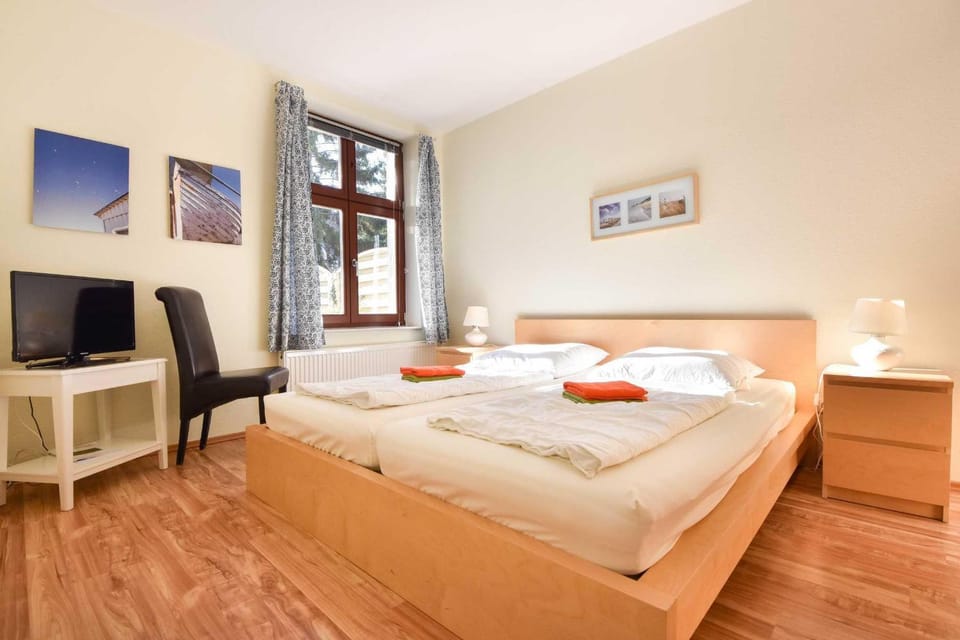 Bed, TV and multimedia, Photo of the whole room, Bedroom