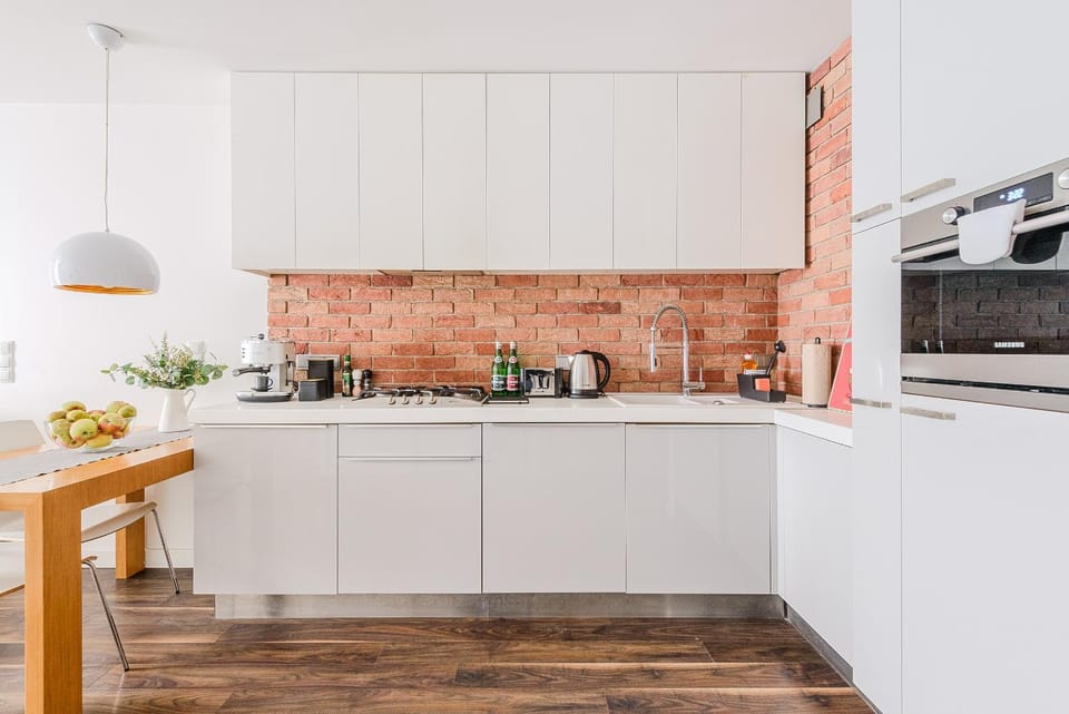 Coffee/tea facilities, Kitchen or kitchenette, oven, stove