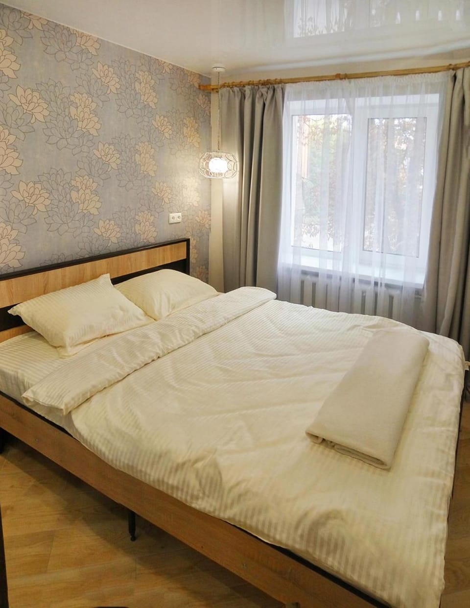 Staff, Bed, People, Property logo or sign, TV and multimedia, Other, Photo of the whole room, Decorative detail, Logo/Certificate/Sign, Bedroom, Text overlay, Certificate/Award, Family