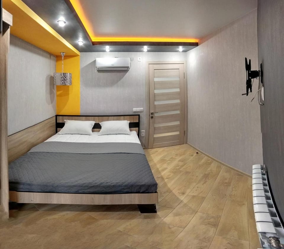 Staff, Bed, People, Property logo or sign, TV and multimedia, Other, Photo of the whole room, Decorative detail, Logo/Certificate/Sign, Bedroom, Text overlay, City view, Garden view, Street view, Area and facilities, Certificate/Award, Family, Quiet street view