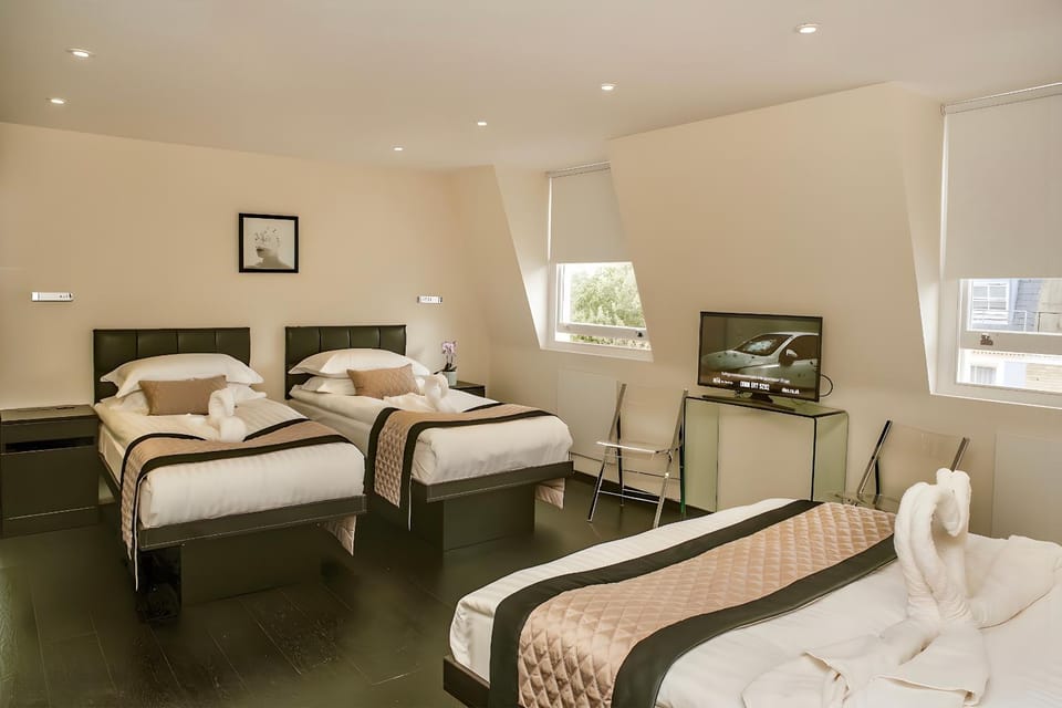 Bed, TV and multimedia, Bedroom