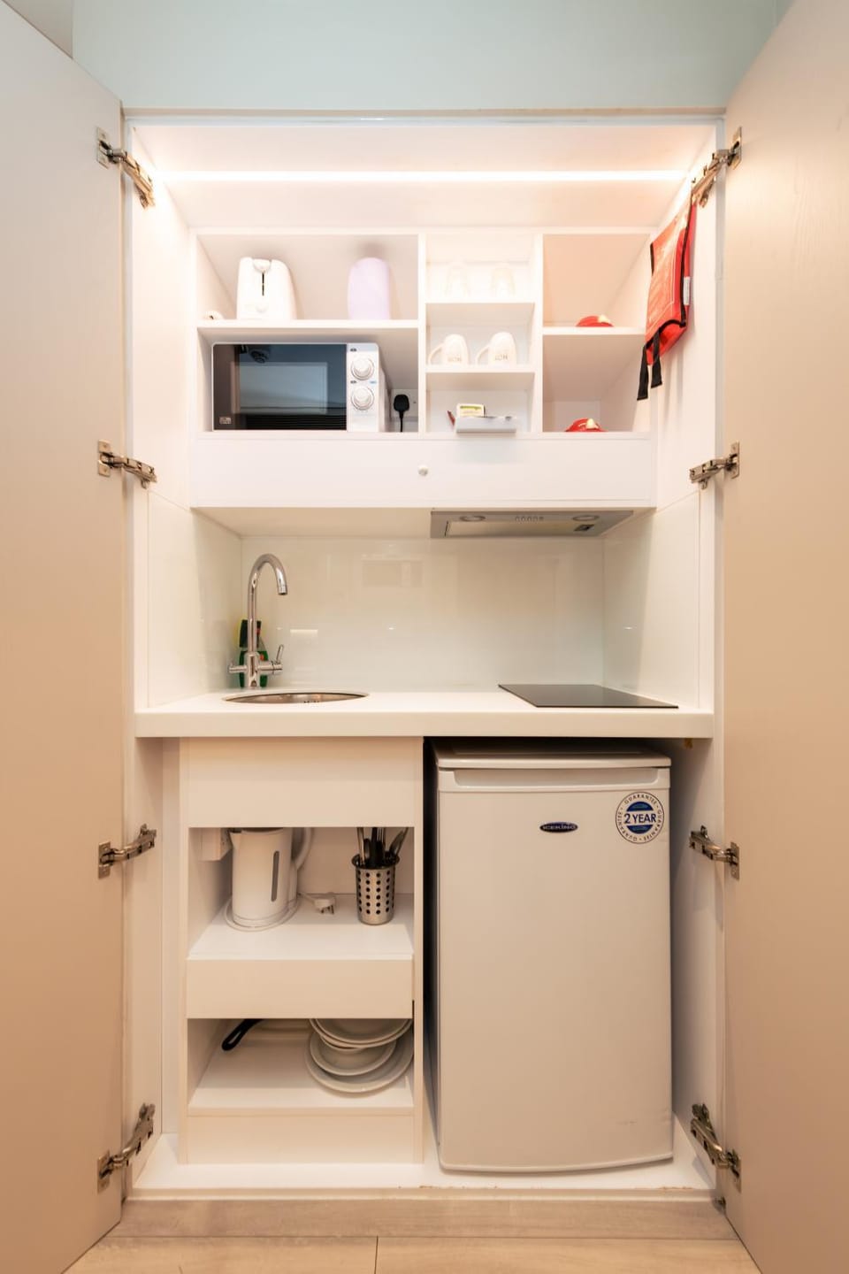 Coffee/tea facilities, Kitchen or kitchenette, microwave, stove, toaster