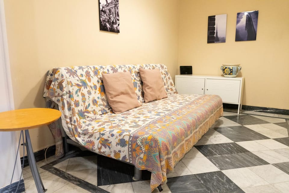 Living room, Photo of the whole room, Seating area, Bedroom