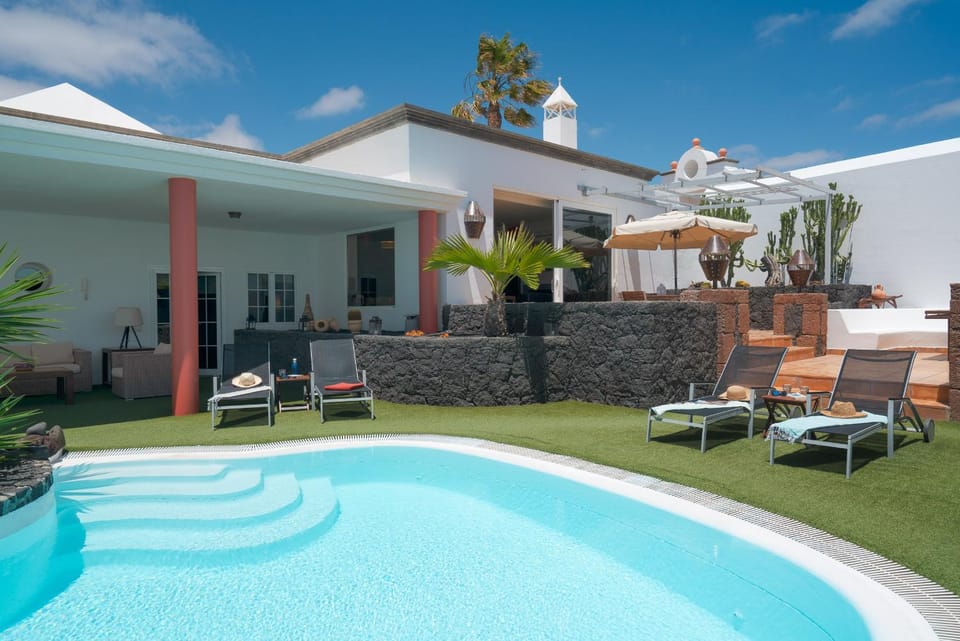 Balcony/Terrace, Swimming pool, sunbed