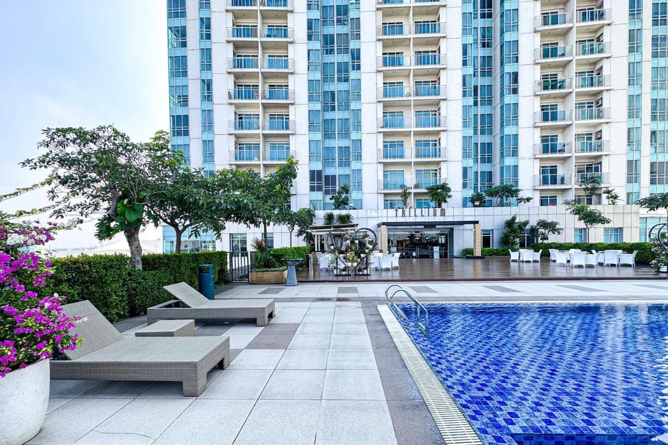 Property building, Day, Pool view, Swimming pool, sunbed