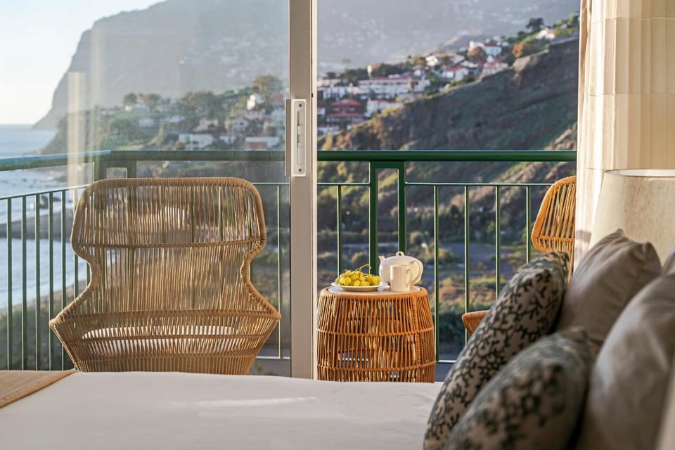 Bed, View (from property/room), Balcony/Terrace, Bedroom, Landmark view, Sea view