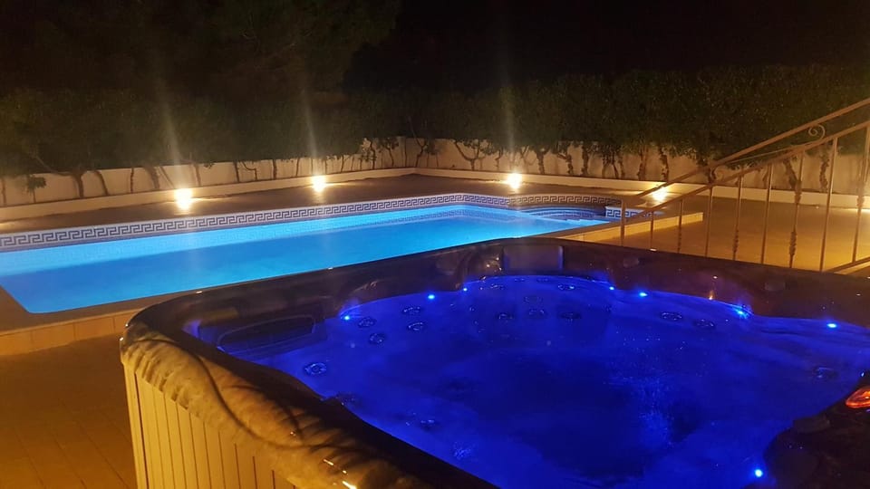 Sunset Villa by Laranjal Rentals Villa in Olhos de Água