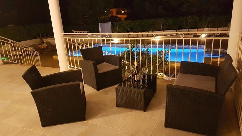 Sunset Villa by Laranjal Rentals Villa in Olhos de Água