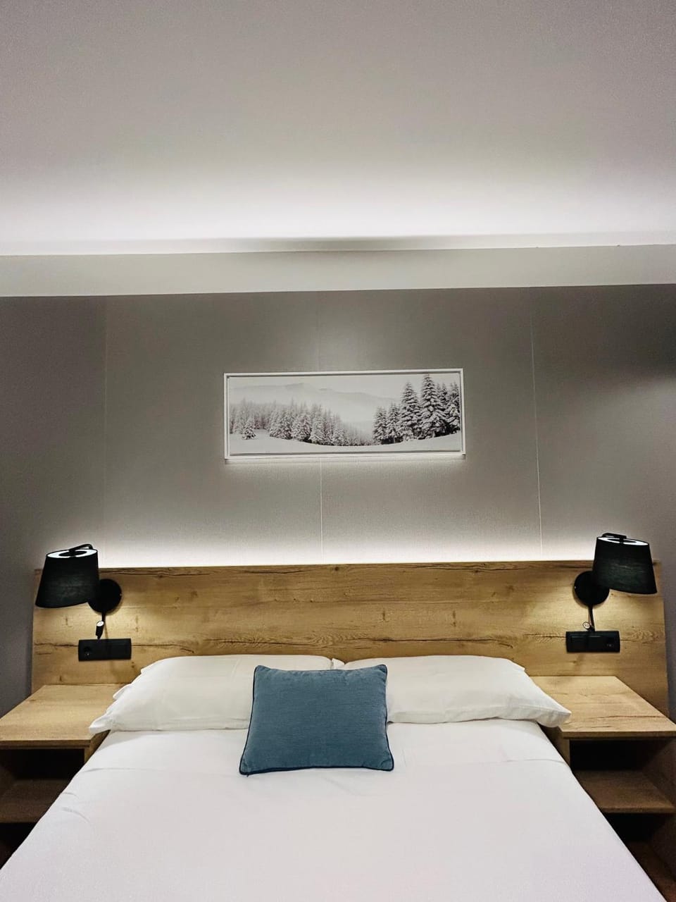 Photo of the whole room, Bedroom