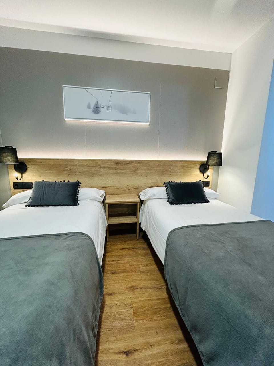 Photo of the whole room, Bedroom
