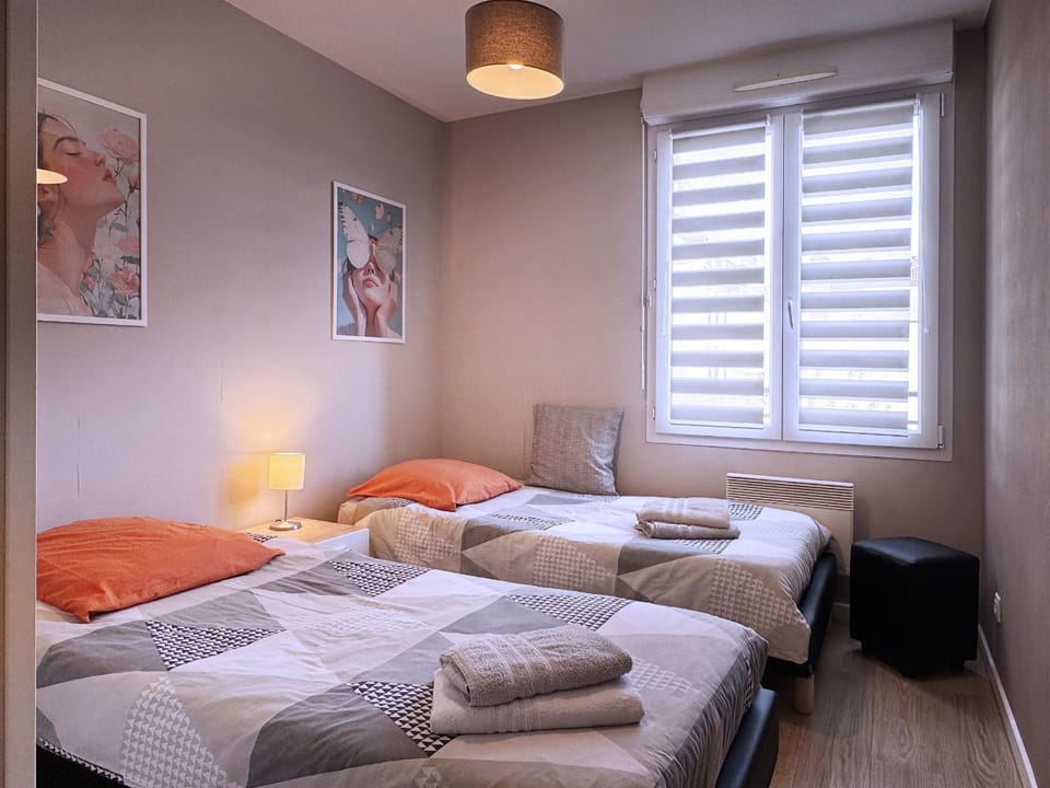 Bed, Photo of the whole room, Bedroom, towels