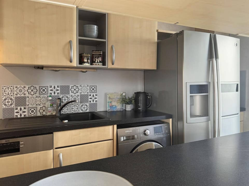 Coffee/tea facilities, Kitchen or kitchenette, dishwasher, oven, stove, toaster, washing machine