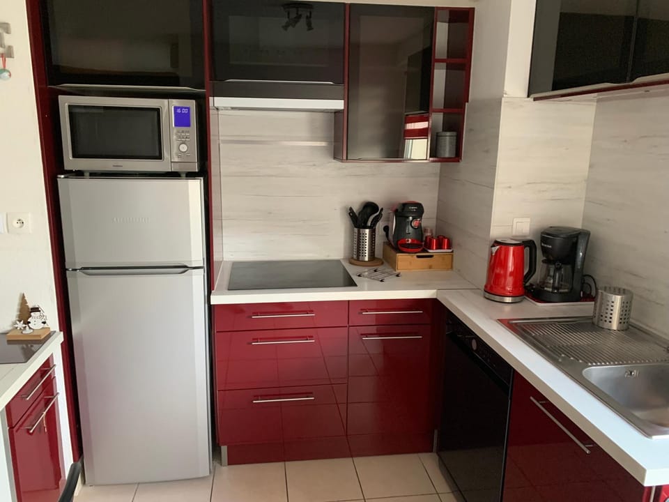 Coffee/tea facilities, dishwasher, oven, stove, toaster, kitchen
