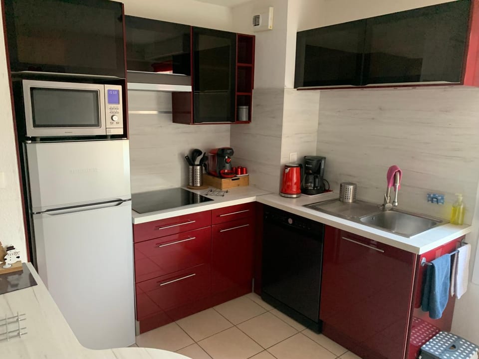 Coffee/tea facilities, dishwasher, oven, stove, toaster