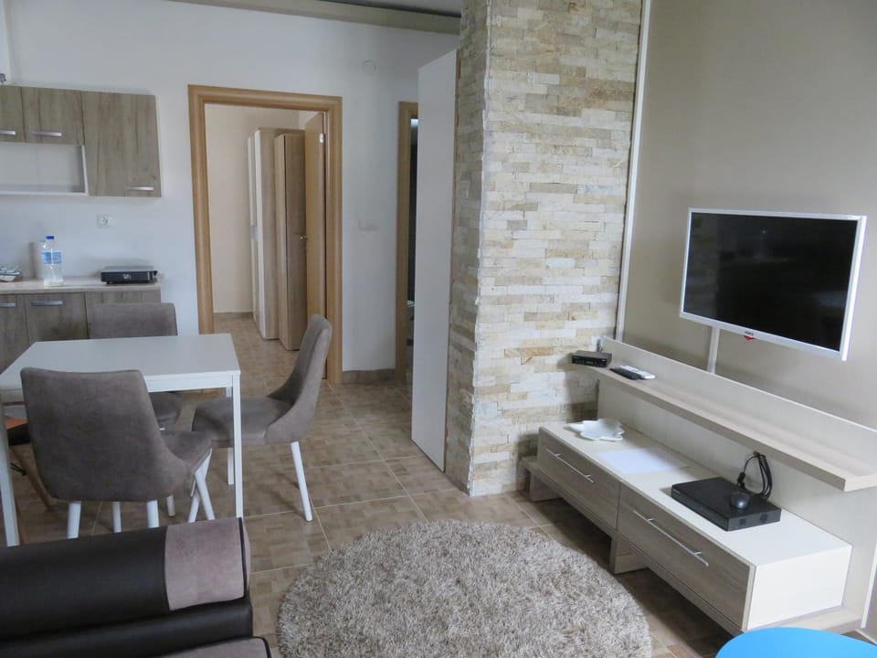 Bed, TV and multimedia, Kitchen or kitchenette, Living room, Seating area, Dining area