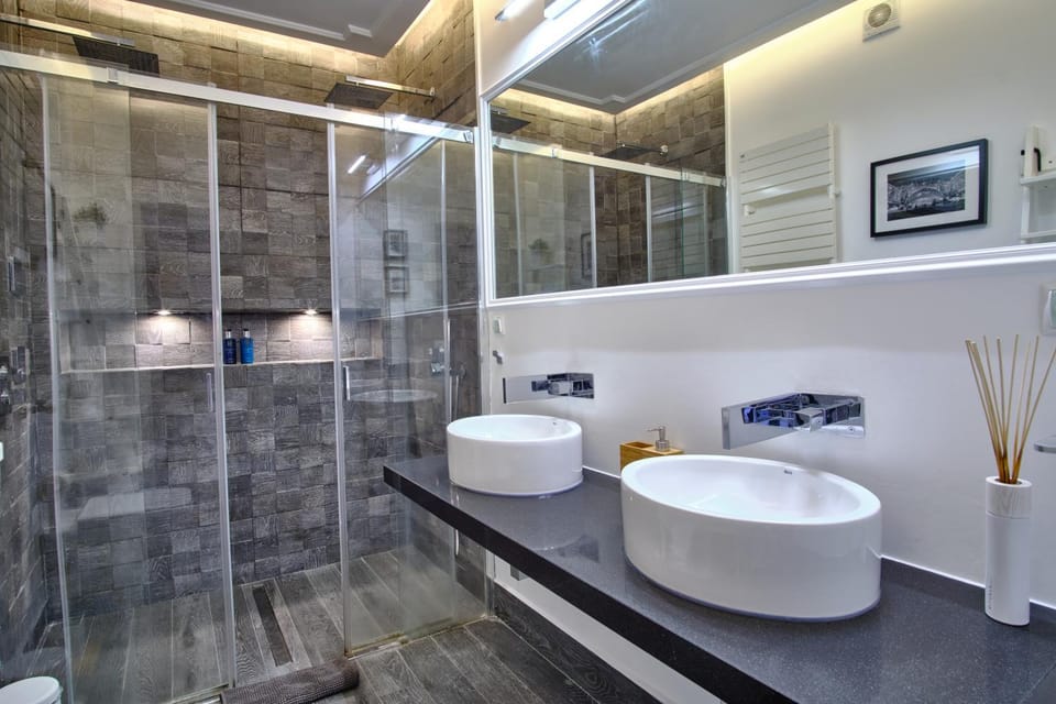 GLAMOROUS and CENTRAL ALFAMA RIVERVIEW Apartment in Lisbon