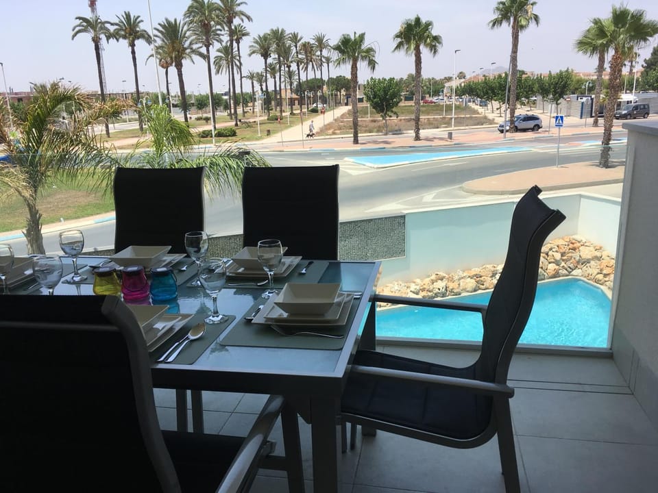 Balcony/Terrace, Pool view, Street view