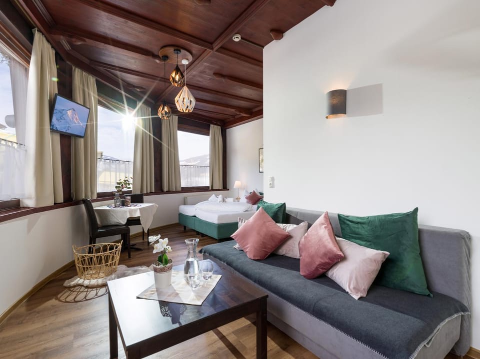 Bed, TV and multimedia, Photo of the whole room, Seating area, Guests, Family