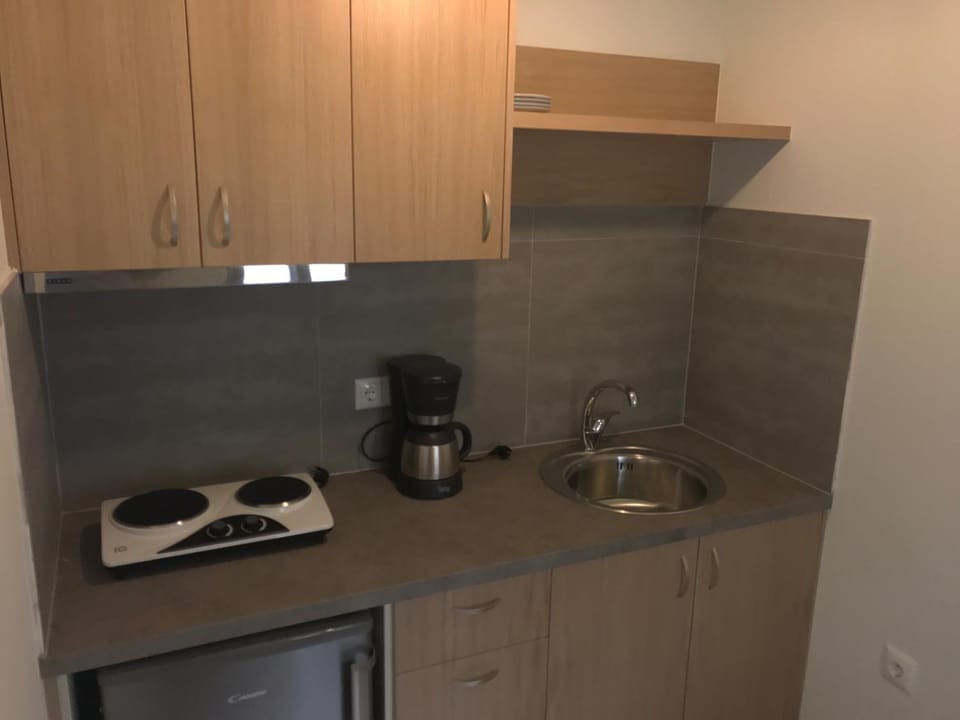 Coffee/tea facilities, Food and drinks, Seating area, Dining area