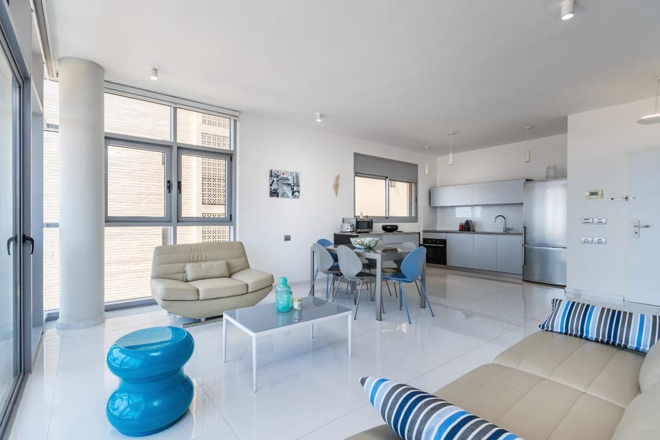 Beautiful Sunny 3 bedrooms in font of the beach Apartment in Tel Aviv-Yafo