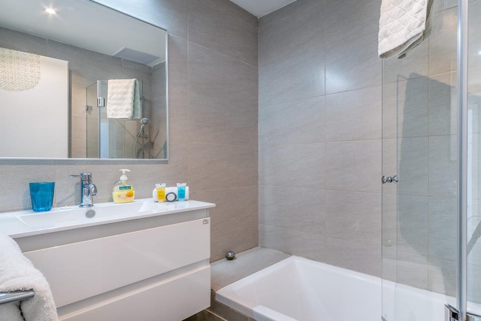 Beautiful Sunny 3 bedrooms in font of the beach Apartment in Tel Aviv-Yafo