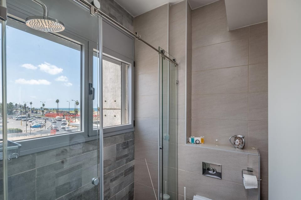 Beautiful Sunny 3 bedrooms in font of the beach Apartment in Tel Aviv-Yafo