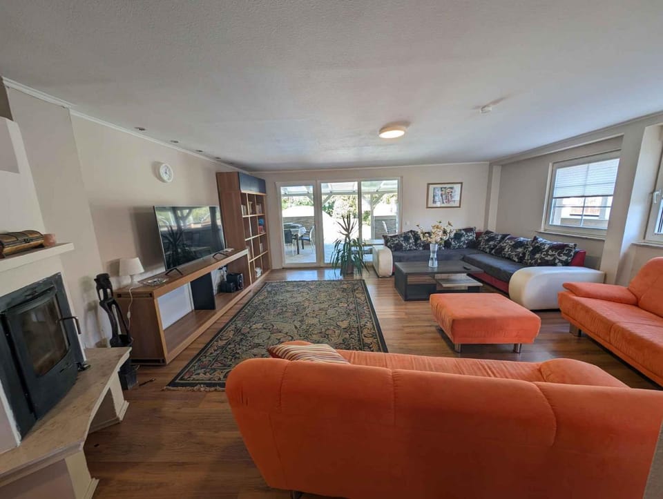 TV and multimedia, Living room, Seating area, fireplace