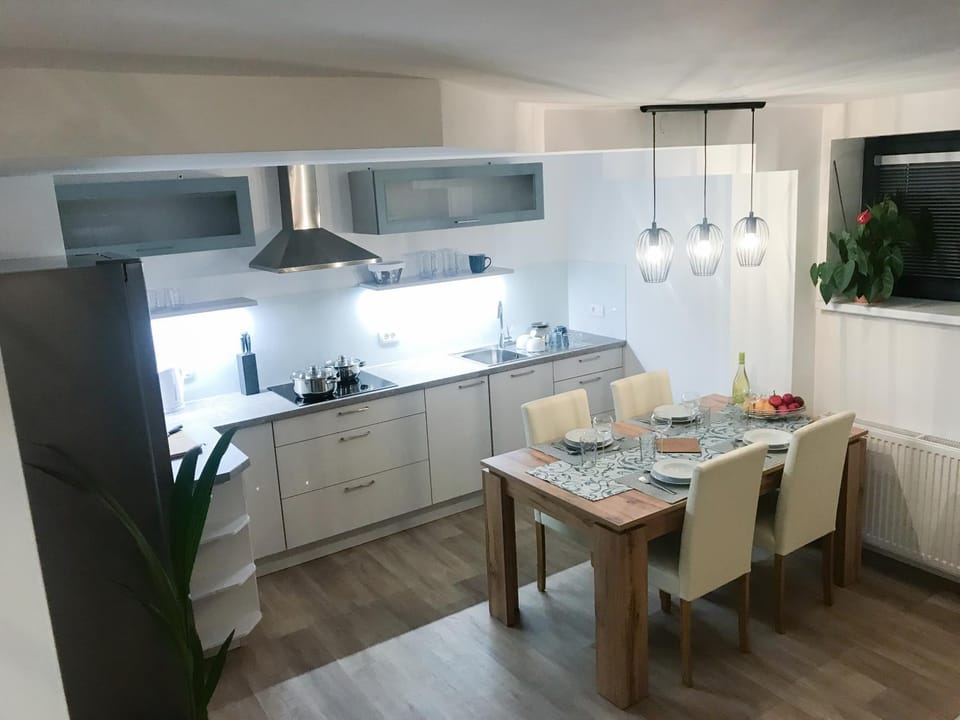 Kitchen or kitchenette, Food and drinks, Dining area, Drinks