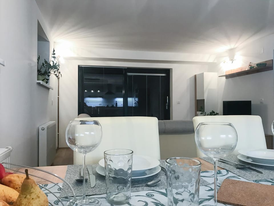 Living room, Dining area, Food, Garden view, Mountain view, Drinks
