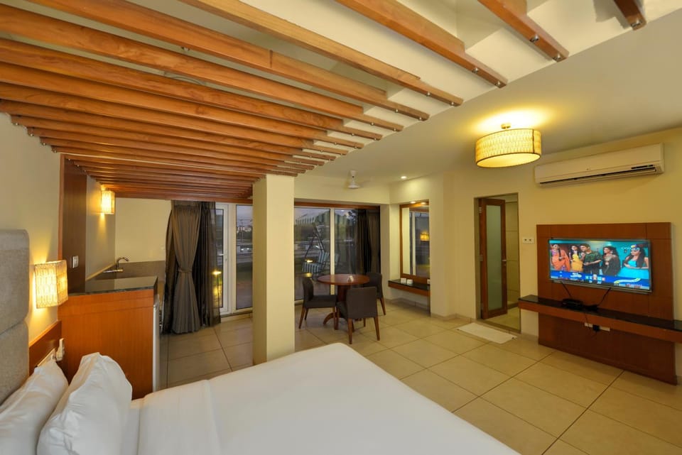 Bed, TV and multimedia, Balcony/Terrace, Photo of the whole room, Seating area, Bedroom, air conditioner