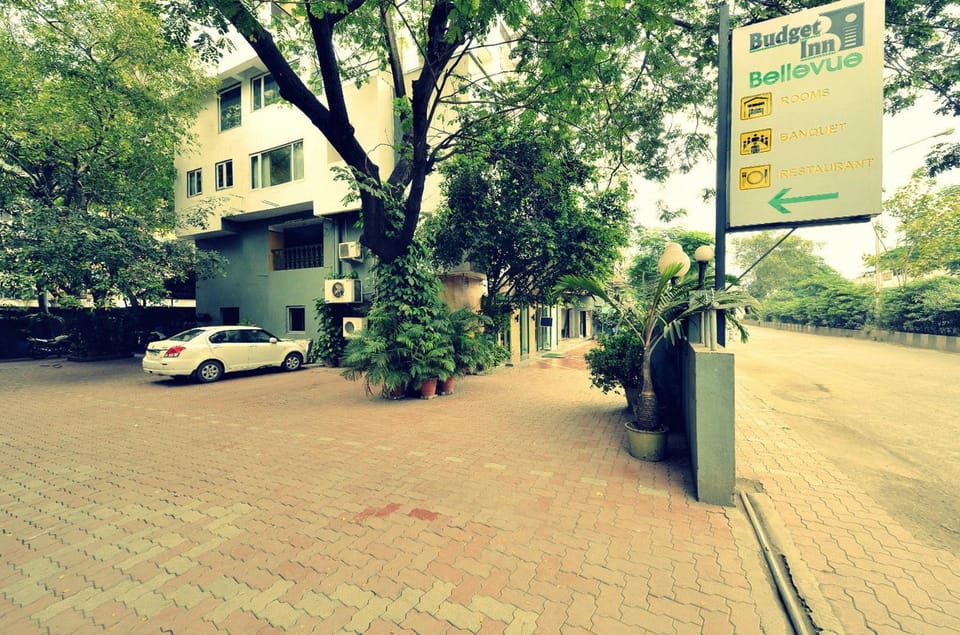 Property building, Facade/entrance, Property logo or sign, Street view, Area and facilities, Parking