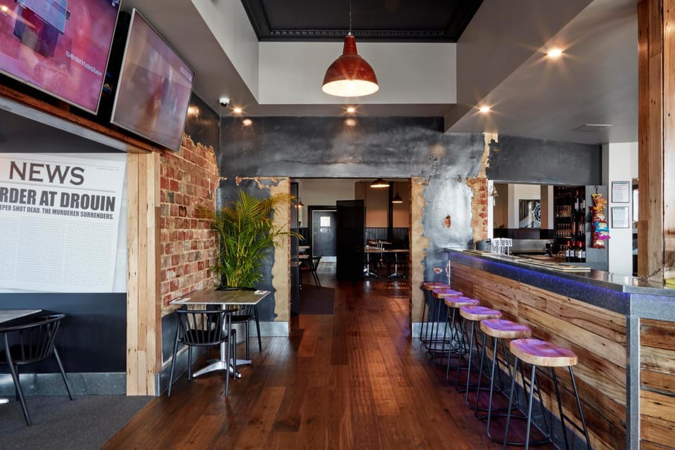 Restaurant/places to eat, Lounge or bar