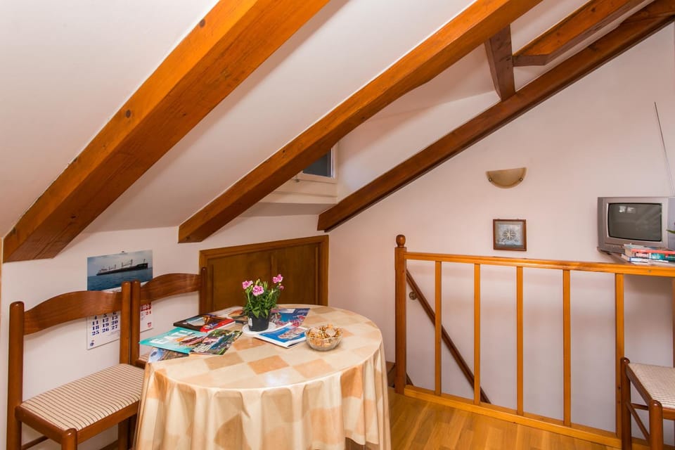 Decorative detail, Dining area, Sea view, Family