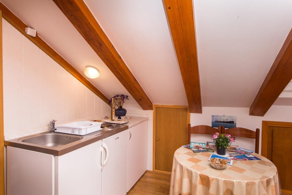 Coffee/tea facilities, Kitchen or kitchenette, Dining area