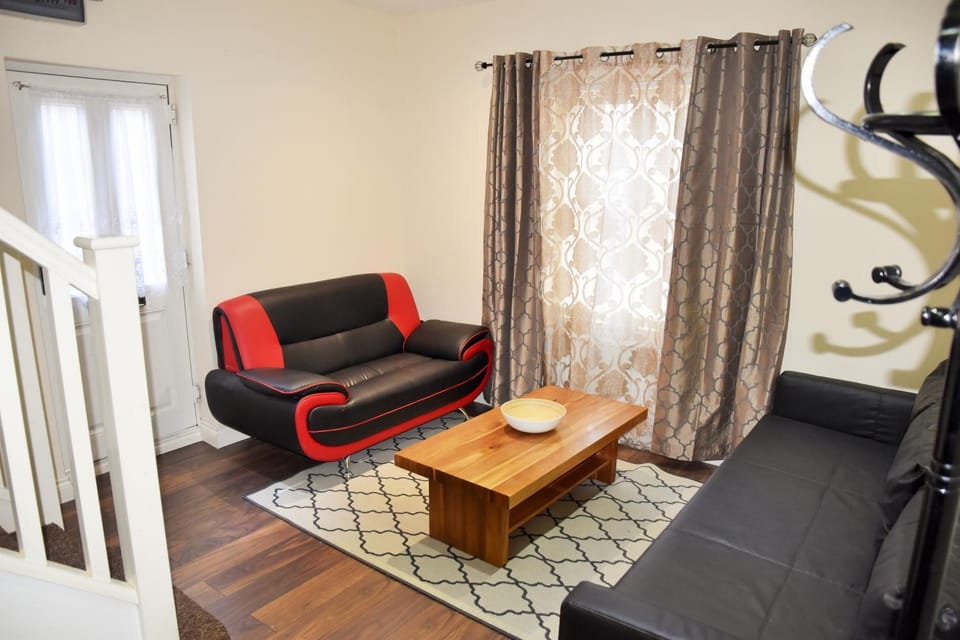 Staff, Coffee/tea facilities, Living room, Seating area, Dining area, Family