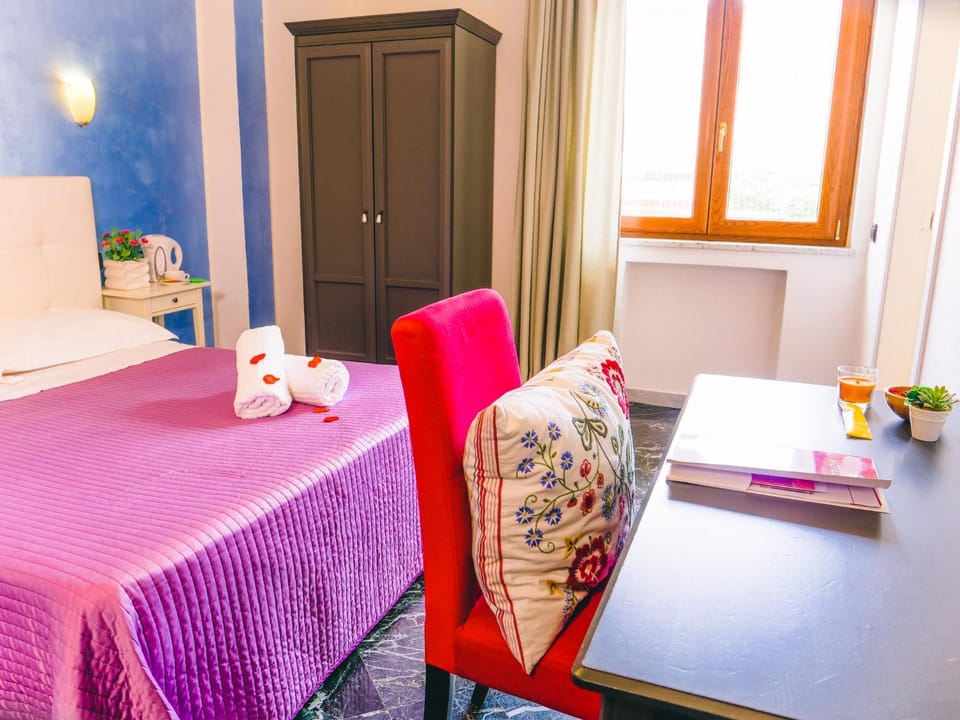 Photo of the whole room, Decorative detail, Bedroom