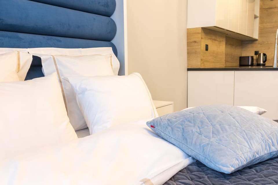 Bed, Kitchen or kitchenette, Bedroom