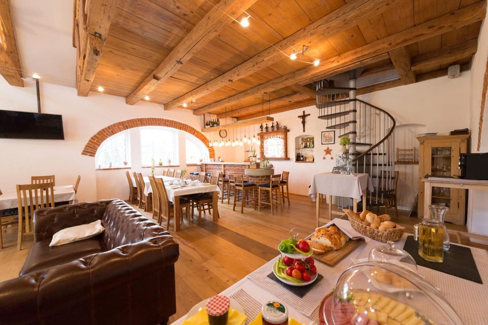 Restaurant/places to eat, Meeting/conference room, Breakfast, Continental breakfast, Non alcoholic drinks